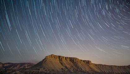 撕碎利物浦，巴黎球迷对利物浦赛前打出巨型TIFO
